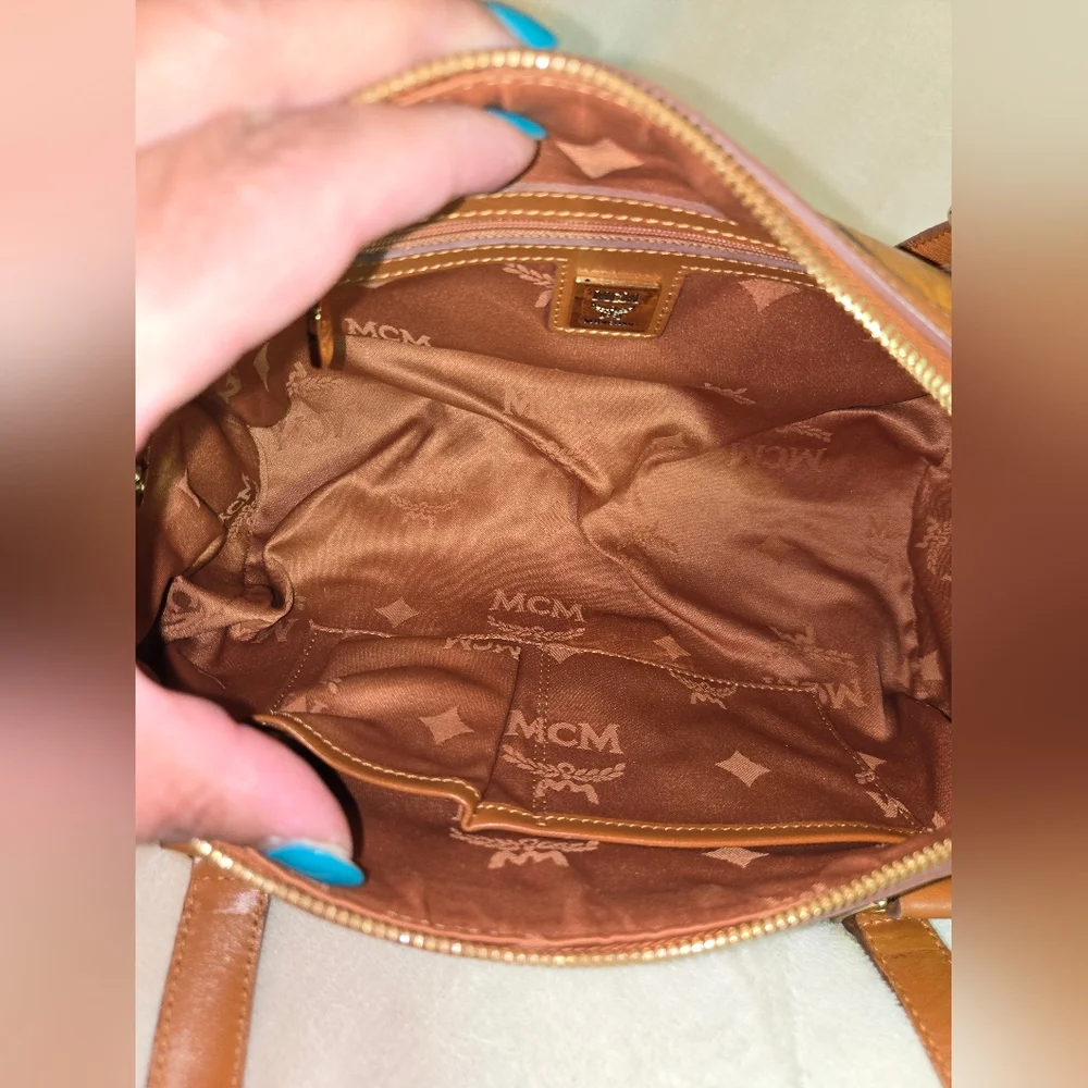 💯 Authentic MCM Visetos Leather Barrel Bag Cognac - Picture 6 of 15